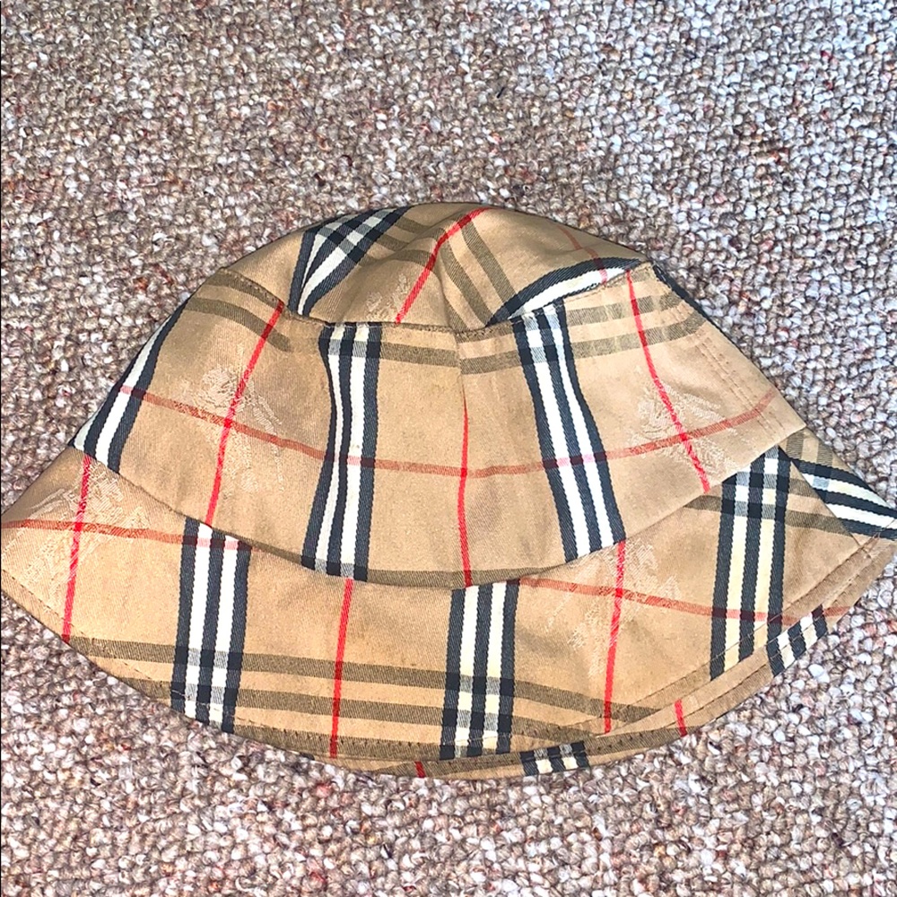 Burberry bucket hat